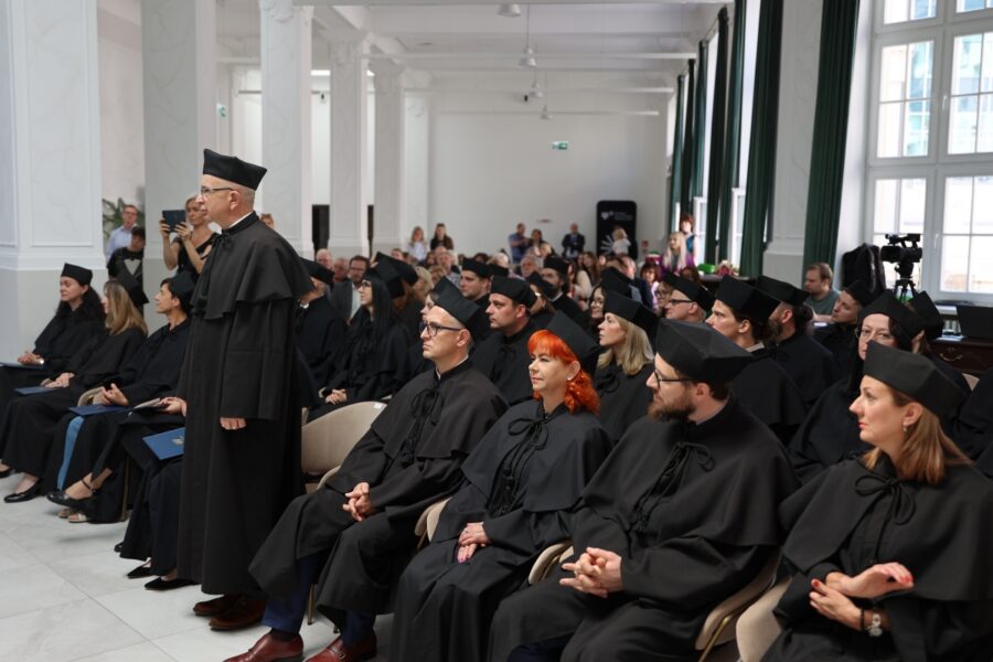 Jeden z nominowanych profesorów słucha przemówienia prorektora
