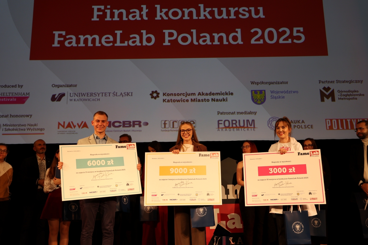 Na zdjęciu pozują finaliści konkursu w rękach trzymają bony pieniężne z wysokością nagrody