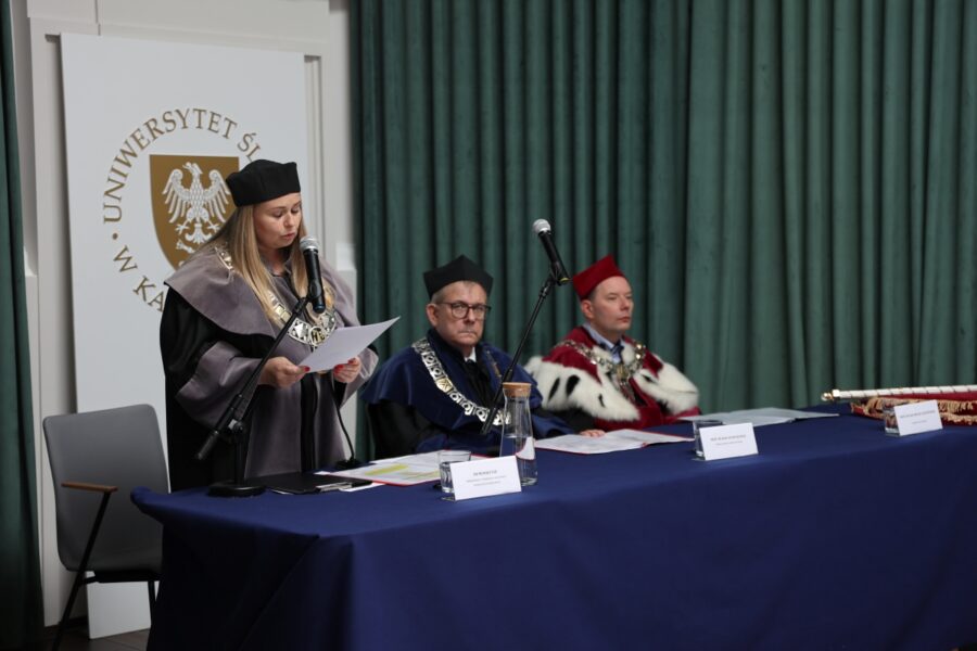 Na zdjęciu prorektor i dziekani w odświętnych strojach