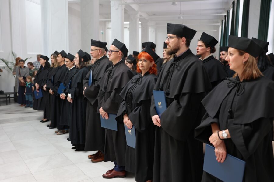 Dyplomowani profesorowiestoją do hymnu