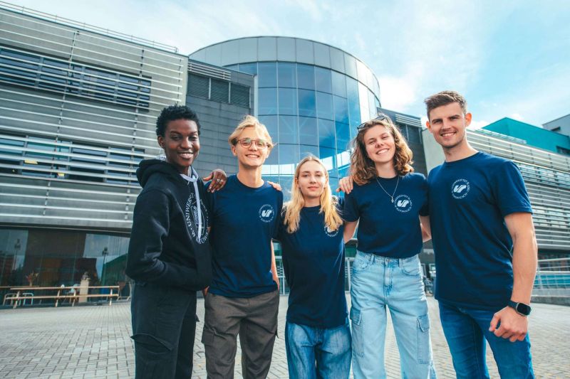 grupa pięciu studentów stojąca przed wydziałem Prawa i Administracji w Katowicach