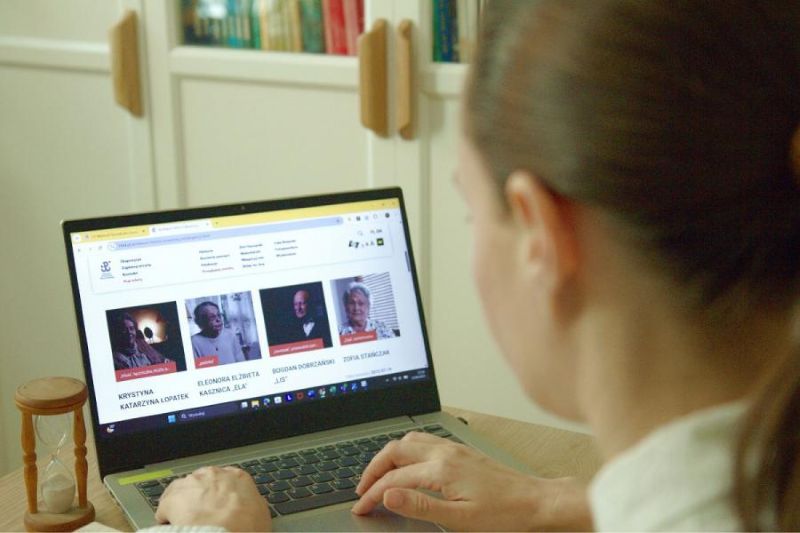 na zdjęciu widoczna jest kobieta która siedzi przed komputerem 
