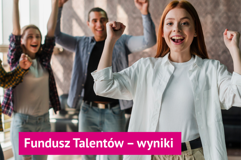 Na zdjęciu trójka osób unosi ręcę w geście radości i uśmiechają się napis na grafice: Fundusz talentów - wyniki
