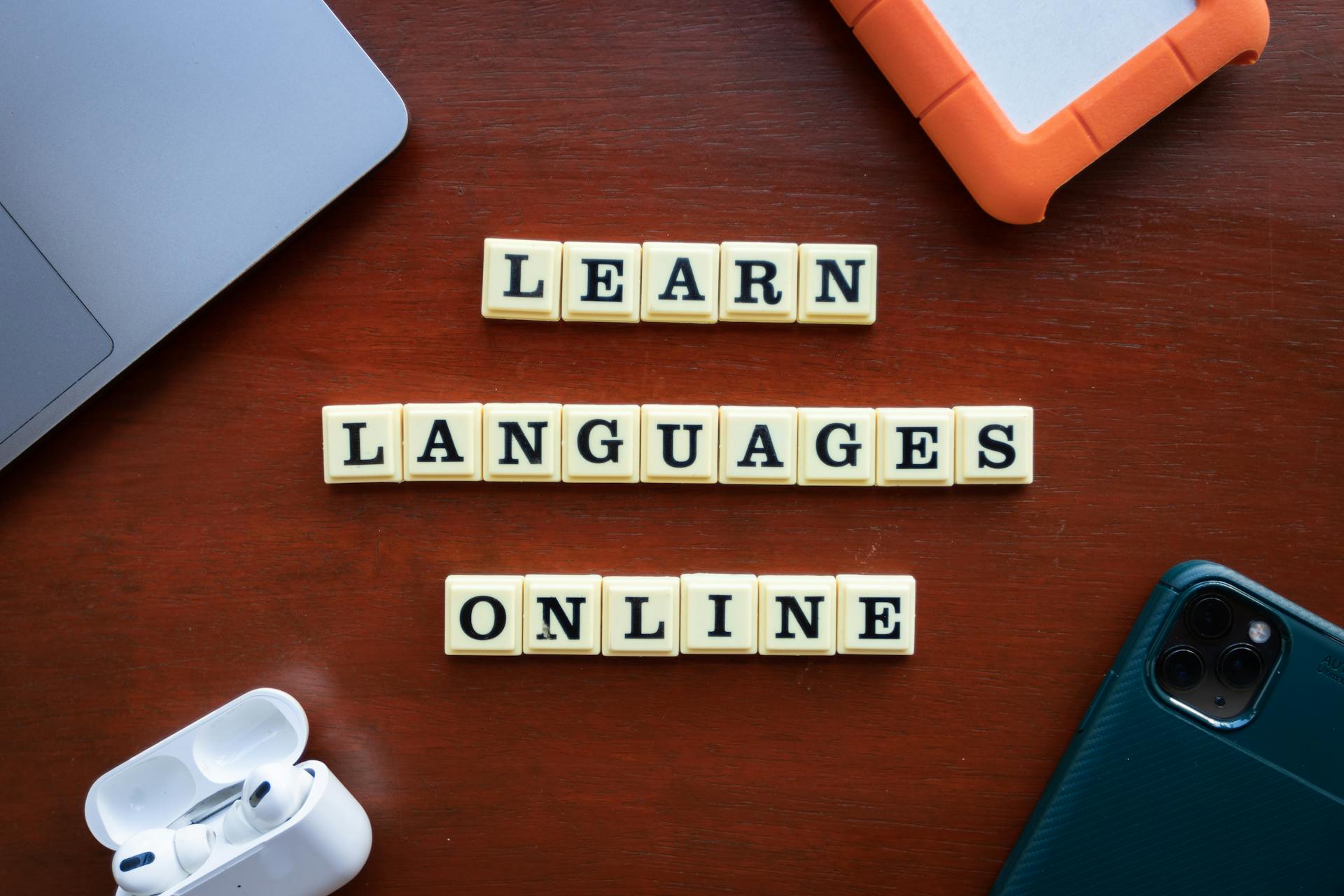 Scrabble na stole układające się w napis Learn Languages Online / Scrabble pieces on a table spelling "Learn languages online"