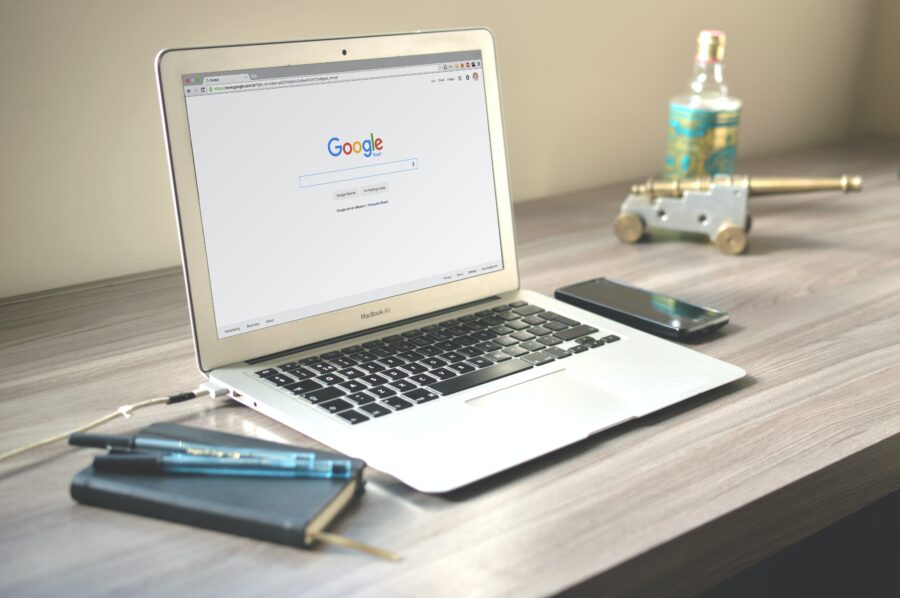 Laptop, ekran na przeglądarce google