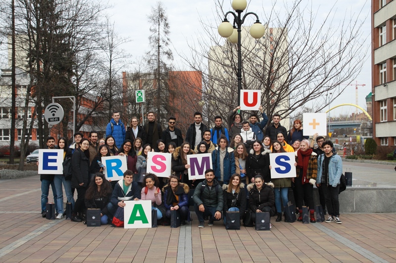 Zagraniczni studenci trzymający napis ERASMUS+