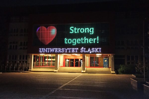 Budynek rektoratu Uniwersytetu Śląskiego z napisem „Strong together!”