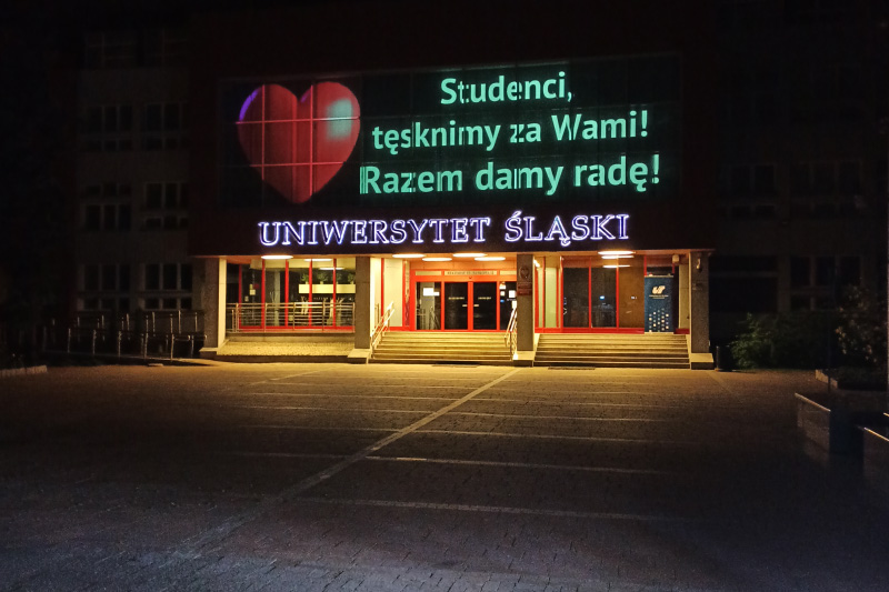 Budynek rektoratu Uniwersytetu Śląskiego z napisem „Studenci, tęsknimy za Wami! Razem damy radę!”