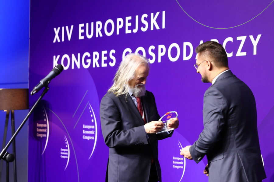 Prof. dr hab. Tadeusz Sławek odbiera nagrodę z rąk prezydenta Katowic