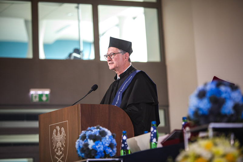 Prof. Román Tauler Ferré podczas uroczystości nadania tytułu doktora honoris causa przemawia przy katedrze