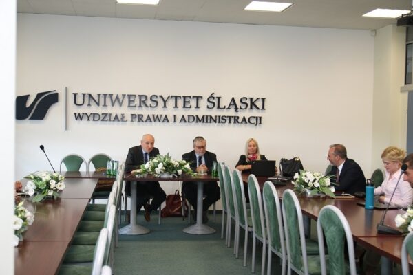 Dr hab. Michał Kania, prof. UŚ, prof. Joseph Weiler i prof. dr hab. Ewa Rott-Pietrzyk podczas debaty, fot. Olimpia Orządała