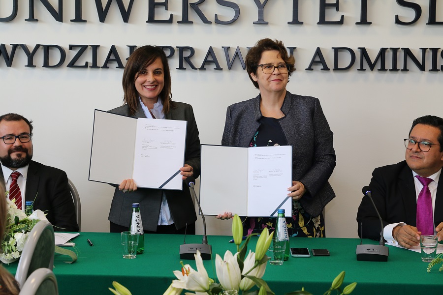 Prof. dr Irene Spigno i dr Katarzyna Trynda, prof. UŚ prezentują podpisane dokumenty
