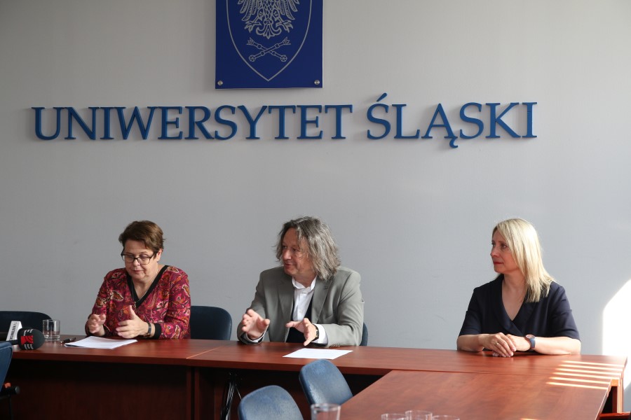 od lewej: dr Katarzyna Trynda, prof. UŚ, prof. dr hab. Ryszard Koziołek, dr hab. Małgorzata Myśliwiec, prof. UŚ