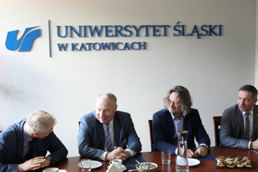 Od lewej dziekan WNS UŚ prof. dr hab. Zenon Gajdzica, prof. dr. hab. inż. Joachima Foltysa – Dyrektora Szpitala, Prof. dr. hab. Ryszard Koziołek - Rektor,Piotr Kuczera - Prezydent Miasta Rybnik
