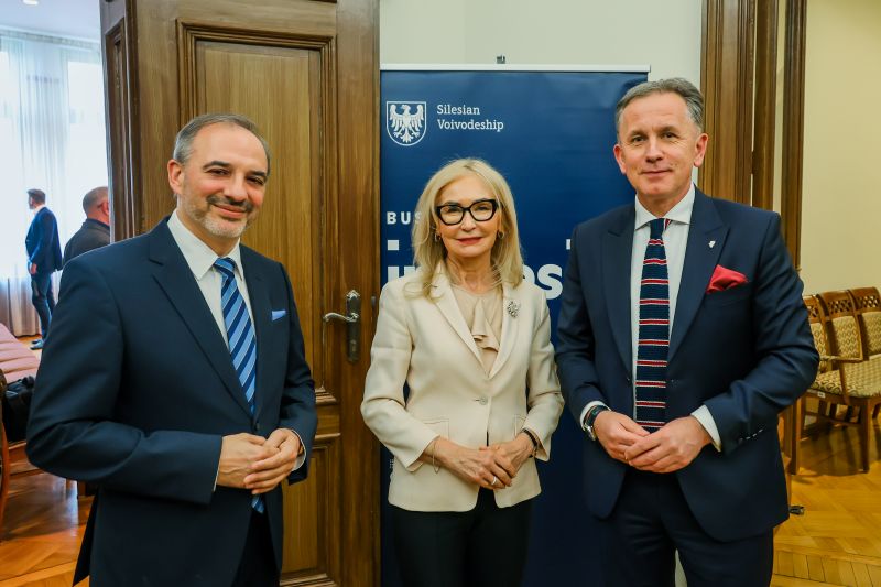 na zdjęciu znajdują się trzy osoby m.in. prof. Tomasz Pietrzykowski