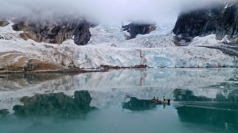 Skala robi wrażenie, nasza łódka pod lodowcem Samarinbreen, widok z drona | fot. Natalia Łatacz