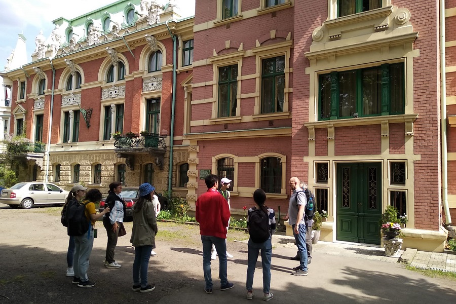 wycieczka po Sosnowcu/ a tour of Sosnowiec, a crowd of people standing in front of a historic building