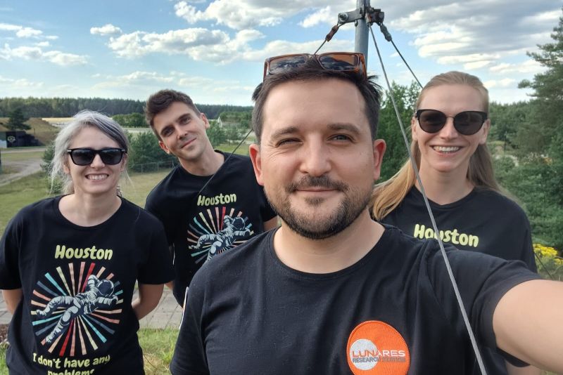 Czworo naukowców z UŚ uśmiecha się do kamery