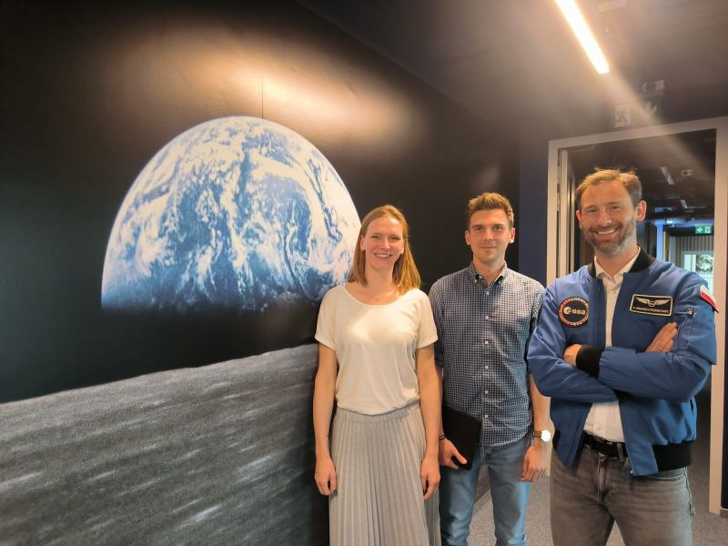 Zespół naukowców z UŚ z polskim astronautą Sławoszem Uznańskim