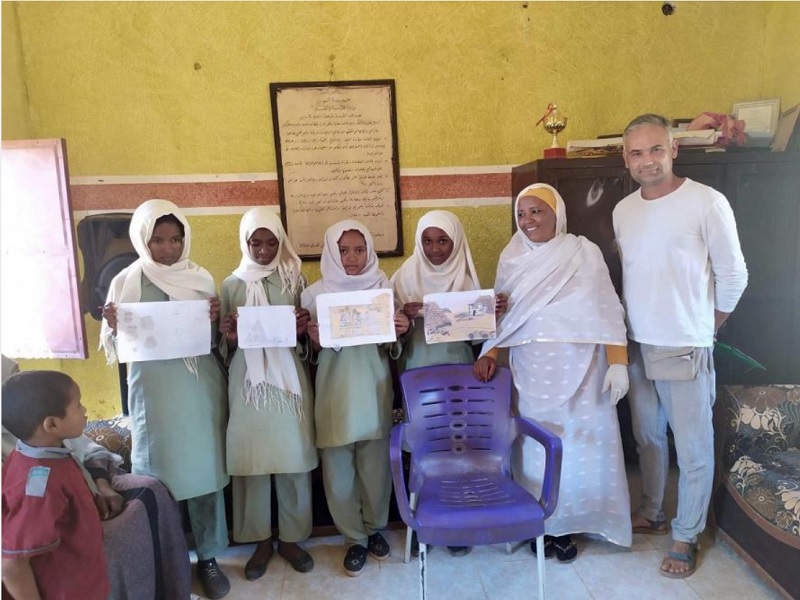 Prof. Maciej Kurcz na zdjęciu z pięcioma uczennicami w sudańskiej szkole
