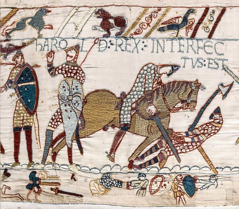 Fragment tkaniny z Bayeux ukazujący śmierć króla angielskiego Harolda II w bitwie pod Hastings (1066), w której zwyciężyły wojska Księstwa Normandii dowodzone przez Wilhelma Zdobywcę. Podbój Anglii przez Normanów kończy okres staroangielski w historii i literaturze | fot. domena publiczna (Wikipedia Commons)