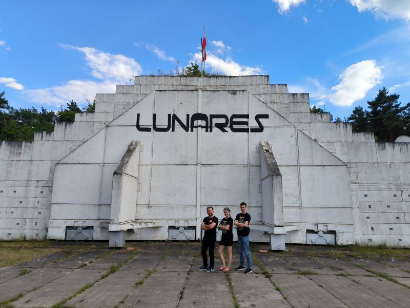 Budynek LunAresu z trzema osobami przed obiektem