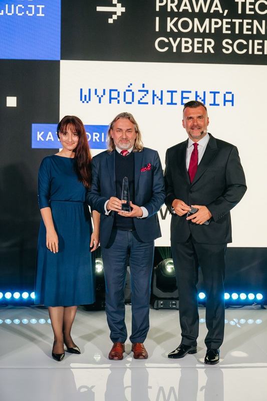 dyrektor Cyber Science prof. Dariusz Szostek z nagrodą