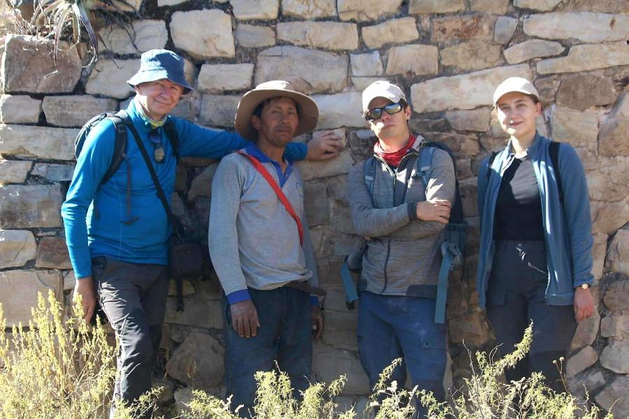 Zespół badawczy realizujący prace terenowe w dolinie rzeki Colca. Od lewej: dr Andrzej Tyc, Elvis Caza Soto (lokalny przewodnik), dr Krzysztof Gaidzik, mgr Marta Woszczycka