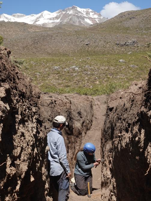 Pobór próbek osadów do datowania w wykopie – szurfie paleosejsmologicznym w pobliżu Pinchollo, z widokiem na wulkan Hualca Hualca. Na zdjęciu: dr Krzysztof Gaidzik oraz mgr Marta Woszczycka