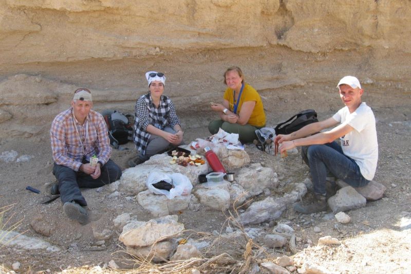 Członkowie zespołu podczas przerwy od prac prowadzonych na pustyni Negew
