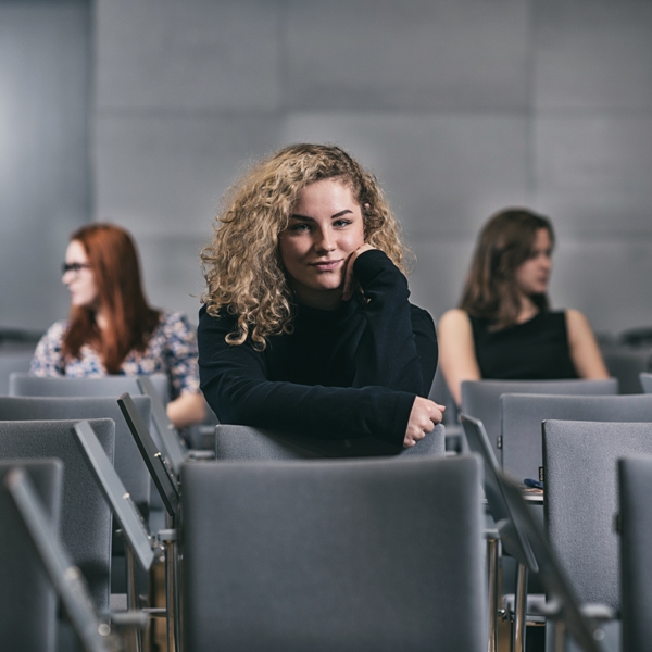 Dziewczyna siedząca w sali wykładowej