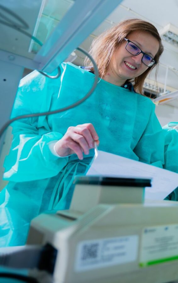Dr Katarzyna Malarz, prof. UŚ podczas pracy w laboratorium przy hodowli komórkowej | fot. archiwum prywatne