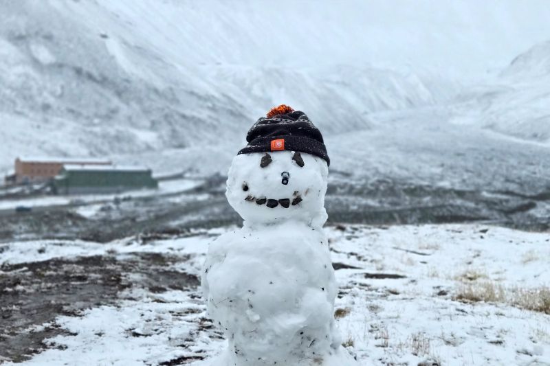 Droga na lodowiec i jej „strażnik” | Fot. Daniel Migdalski