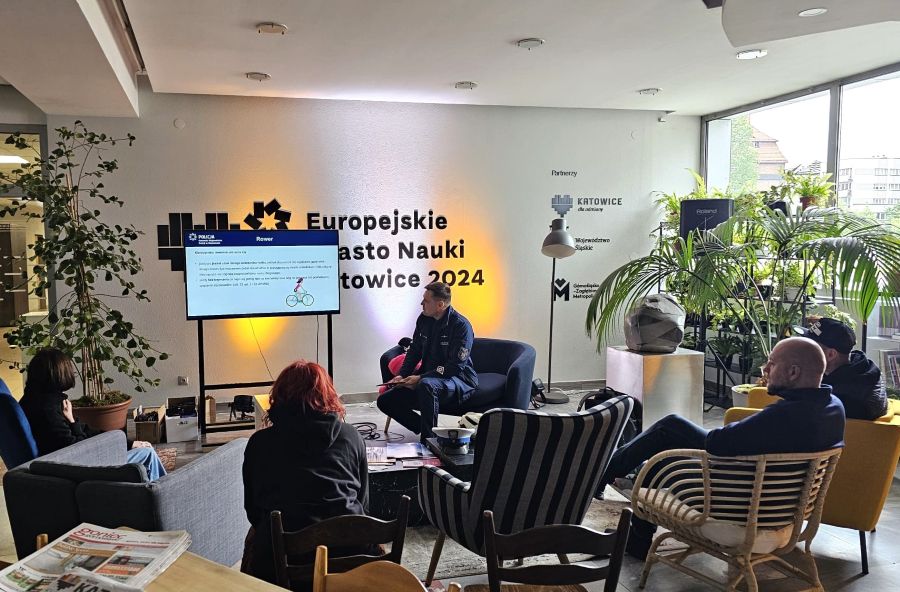 osoby słuchające wykładu