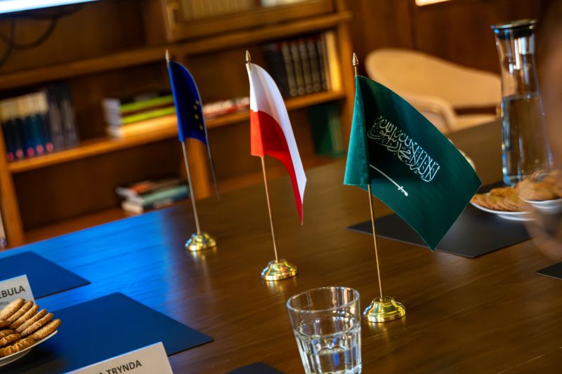 spotkanie z ambasadorką Arabii Saudyjskiej – flagi Unii Europejskiej, Polski i Arabii Saudyjskiej