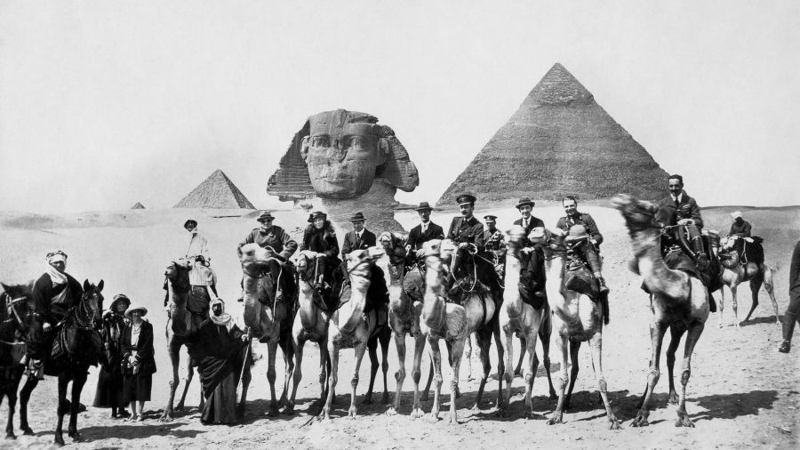 Gertrude Bell pomiędzy Winstonem Churchillem a T.E. Lawrencem podczas konferencji w Kairze 20 marca 1921 roku | Fot. George M. Gergoulas / Newcastle University Library, domena publiczna (Wikimedia Commons)