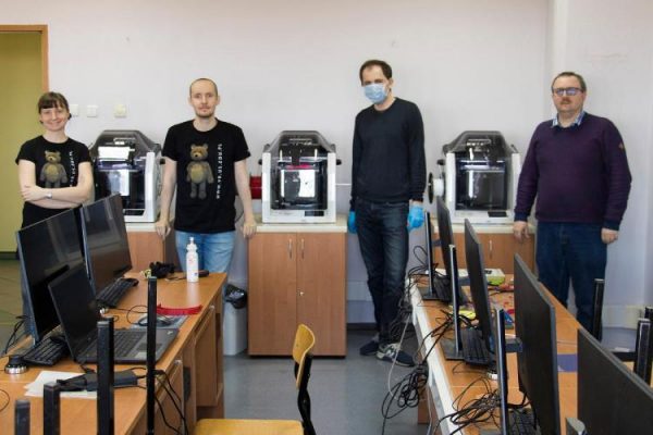 Zespół przy drukarkach 3D, od lewej: dr Iwona Polak, dr Grzegorz Machnik, dr inż. Szymon Sikorski i dr inż. Piotr Duda | fot. dr Grzegorz Machnik