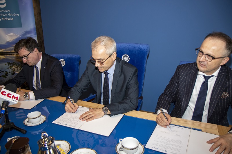 podpisanie porozumienia – od lewej: Przemysław Daca, dr hab. Mirosław Pawełczyk, prof. UŚ, prof. Arkadiusz Mężyk
