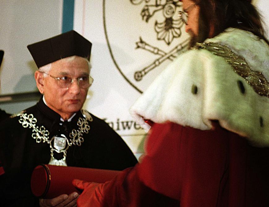 Od lewej: prof. Jacques Derrida, uhonorowany tytułem doktora honoris causa Uniwersytetu Śląskiego 11 grudnia 1997 roku, i rektor UŚ prof. Tadeusz Sławek