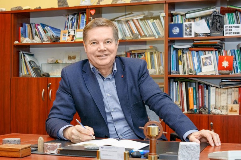 Prof. Janusz Janeczek przy biurku/Prof. Janusz Janeczek at the desk