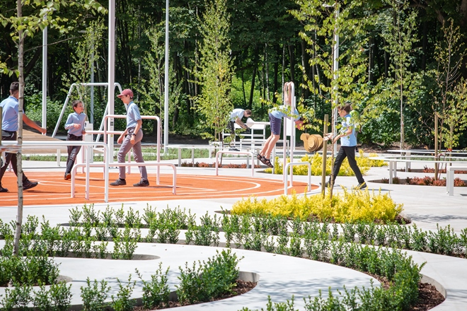 wielofunkcyjna strefa aktywności w Chorzowie - kilka osób korzysta z urządzeń fitness/multipurpose activity zone in Chorzów - several people are using fitness equipment