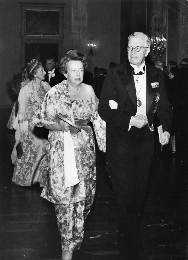 Maria Goeppert-Mayer w czasie ceremonii wręczenia Nagrody Nobla (z królem Gustawem Adolfem)