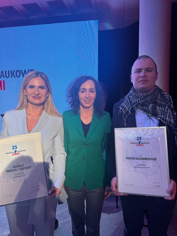 Dr hab. Mariola Paruzel-Czachura, prof. UŚ, prorektor ds. Nauki UŚ dr hab. Agnieszka Turska-Kawa, prof. UŚ oraz dr Piotr Olechowski | Materiały UŚ