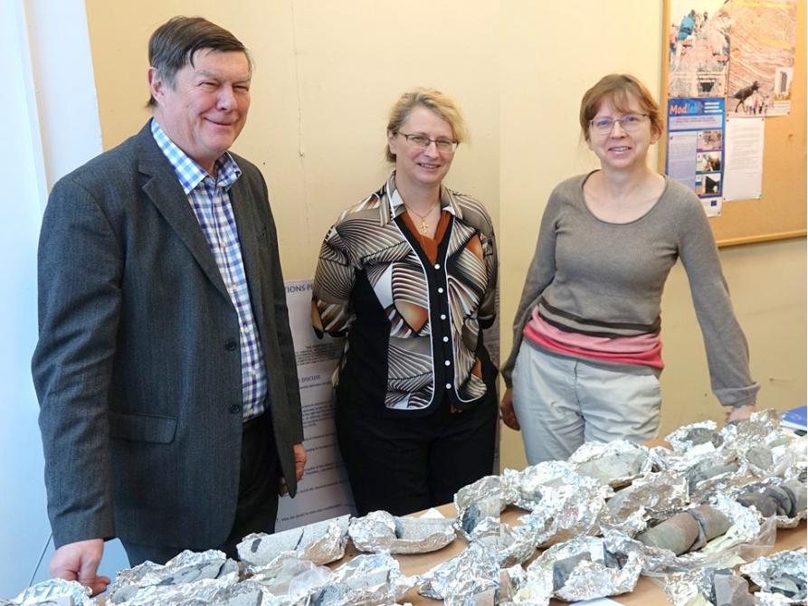 Od lewej: dr Dominik Jura, prof. dr hab. Monika Fabiańska i dr hab. Justyna Ciesielczuk, prof. UŚ w magazynie próbek | archiwum prywatne