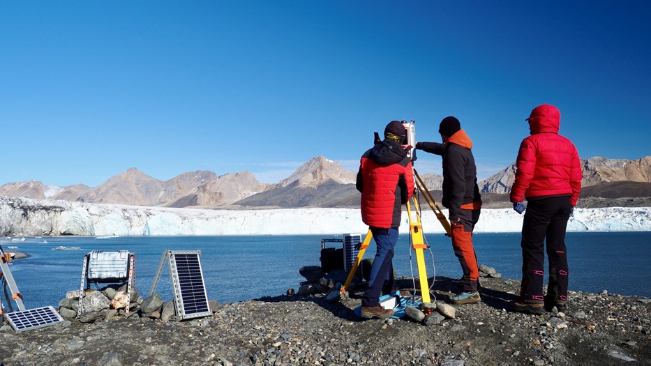 Troje naukowców prowadzących obserwacje na Spitsbergenie z użyciem specjalistycznego sprzętu