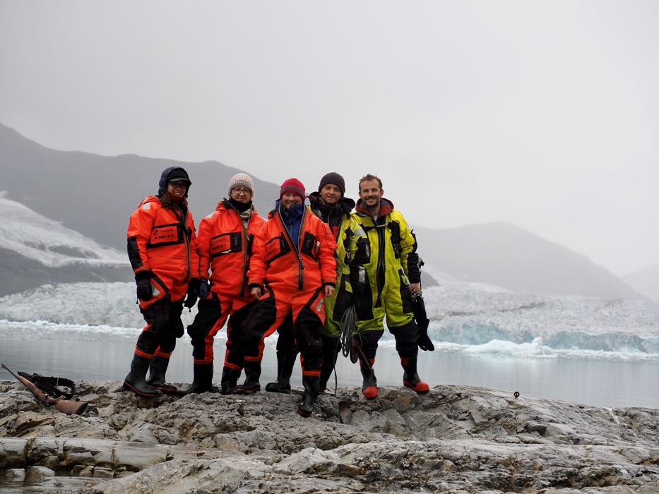 pięcioro ludzi na tle lodowców, członkowie wyprawy