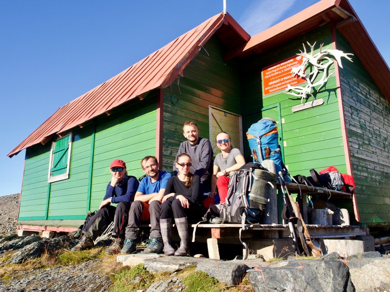 Pięcioro uczestników wyprawy przed budynkiem stacji polarnej