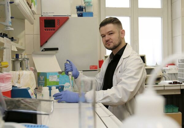 dr Piotr Siupka w laboratorium / Piotr Siupka, PhD in a lab