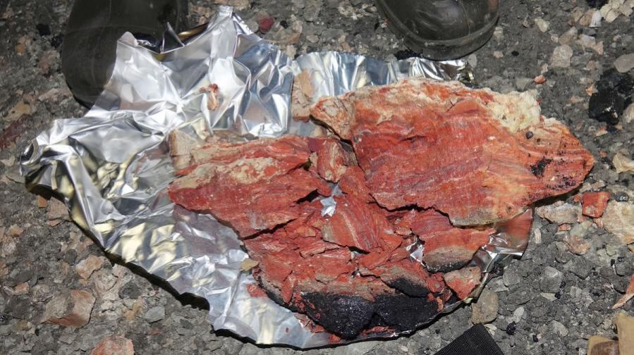 Próbka czerwonych i kremowych skał występujących w miejscu zanikającego pokładu węgla kamiennego w KWK Marcel | Fot. Justyna Ciesielczuk