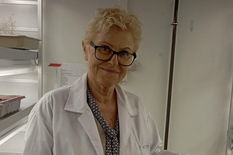 Prof. dr hab. Małgorzata Gaj z roślinami w laboratorium